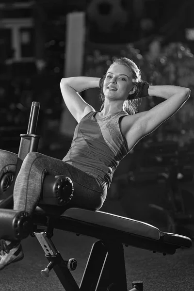 腹筋の筋肉の強度の運動をしている女性 — ストック写真