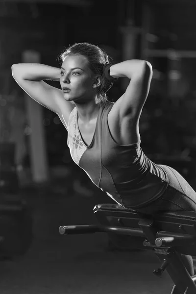 Kobieta robi siły ćwiczenia na mięśnie abs — Zdjęcie stockowe
