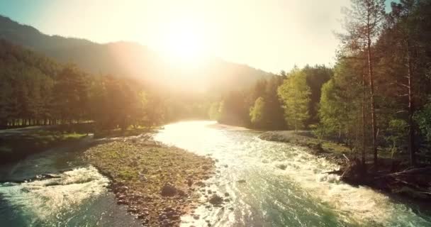 4 k Uhd luchtfoto. Lage vlucht over verse koude berg rivier op zonnige Zomerochtend. — Stockvideo