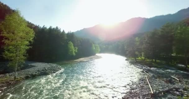 4k UHD vista aerea. Basso volo sul fresco fiume di montagna freddo al soleggiato mattino d'estate . — Video Stock