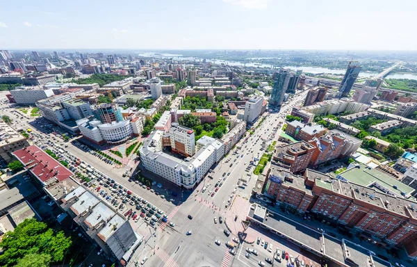 Letecký výhled na město. Městská krajina. Výstřel z helikoptéry. Panoramatický obrázek. — Stock fotografie