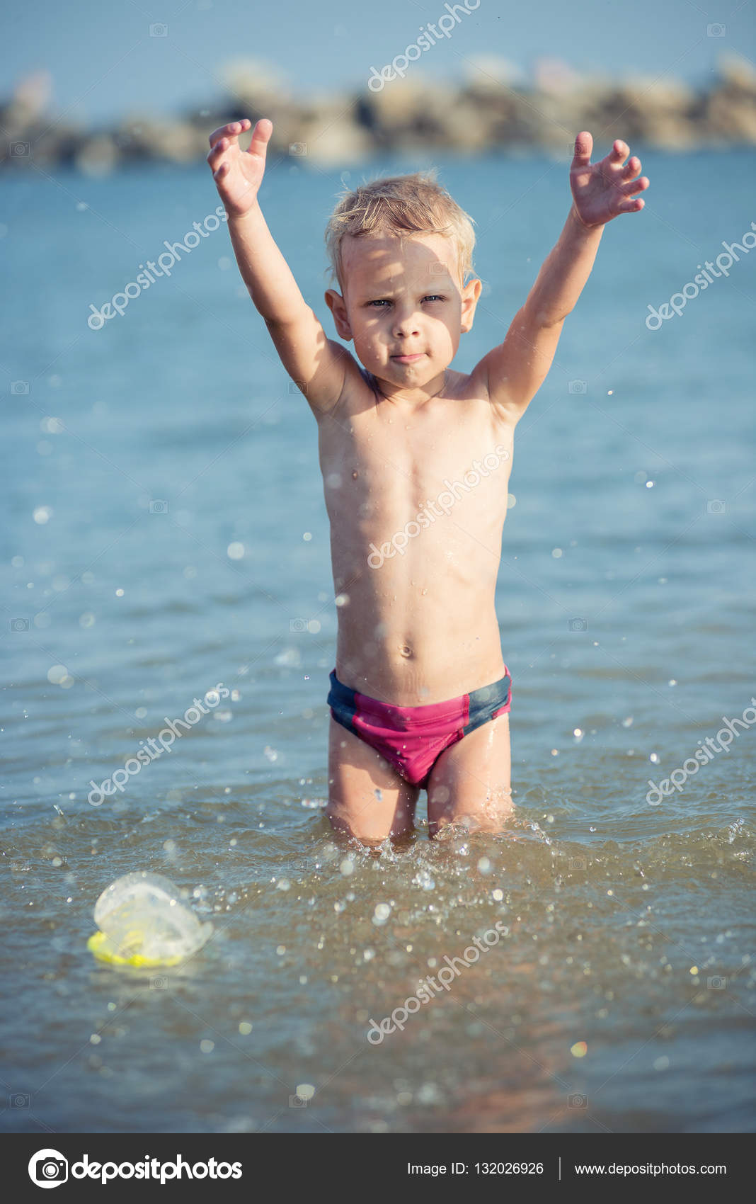 Мокрая плавка. Мальчик на море. Мальчик 9 лет пляж. Маленький мальчик на пляже.