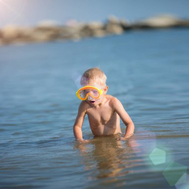 Maske ve palet kum tropikal plaj dalış için güzel bir küçük çocuk.