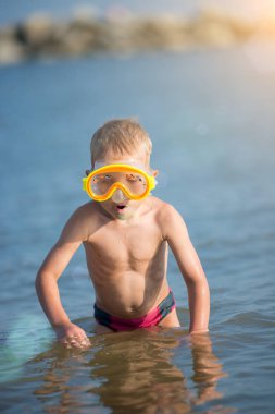 Maske ve palet kum tropikal plaj dalış için güzel bir küçük çocuk.