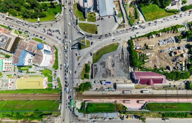 Kesişen yollar ve yollar olan havacılık şehri manzarası, binalar. Helikopter vuruldu. Panoramik resim.