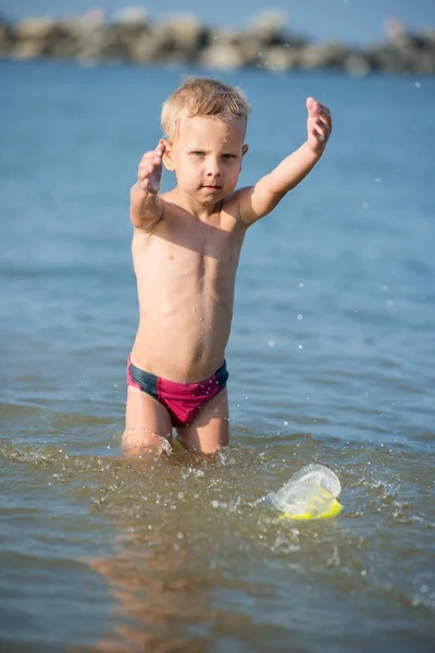 Carino bambino che indossa maschera e pinne per le immersioni sulla spiaggia tropicale di sabbia . — Foto Stock