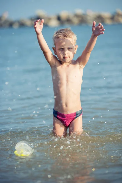 Nettes kleines Kind mit Maske und Schwimmflossen zum Tauchen am tropischen Sandstrand. — Stockfoto