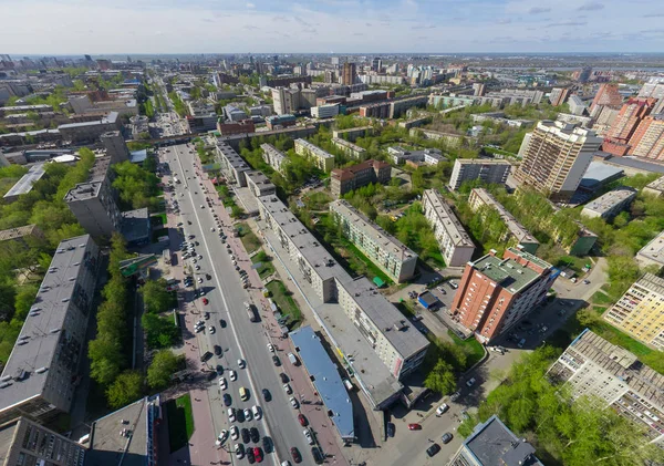 Widok z lotu ptaka z rozdrożem i drogami, budynki domów. Strzał helikoptera. Obraz panoramiczny. — Zdjęcie stockowe