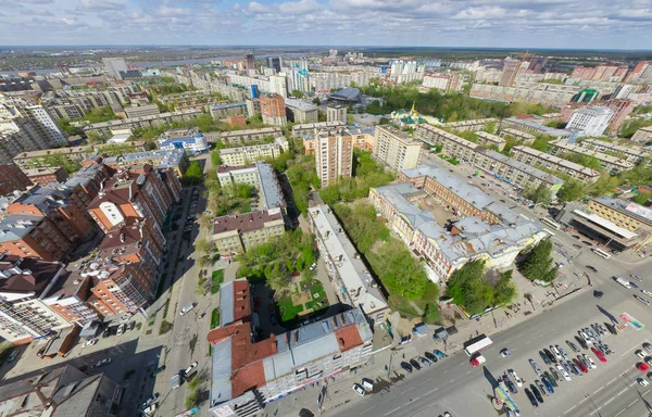 Widok z lotu ptaka z rozdrożem i drogami, budynki domów. Strzał helikoptera. Obraz panoramiczny. — Zdjęcie stockowe