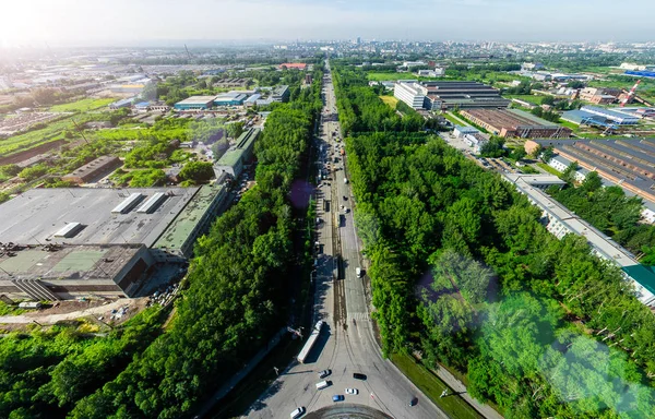 Вид на повітряне місто з перехрестями та дорогами, будівлями будинків. Коптер стріляв. Панорамне зображення . — стокове фото