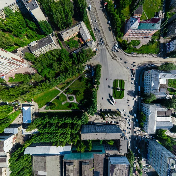 Légi kilátás kereszteződésekkel és utakkal, házak. Helikopter lövés. Panorámakép. — Stock Fotó