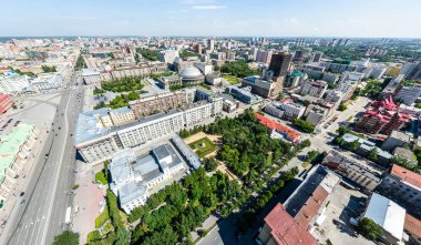 Yolları, evleri ve binaları olan havacılık şehri manzarası.