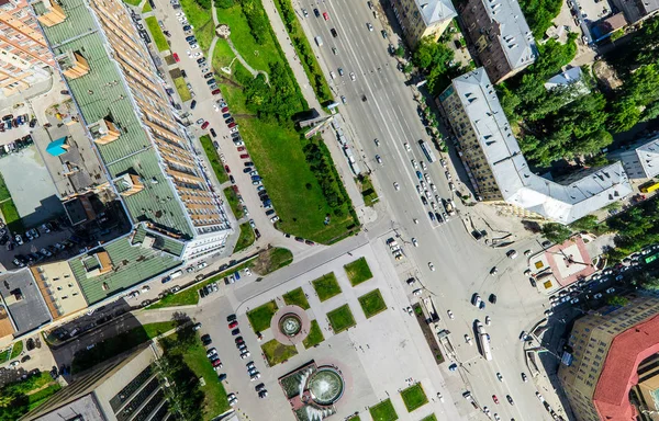 Vista aérea de la ciudad con encrucijadas y caminos, alberga edificios. Disparo de helicóptero. Imagen panorámica. — Foto de Stock