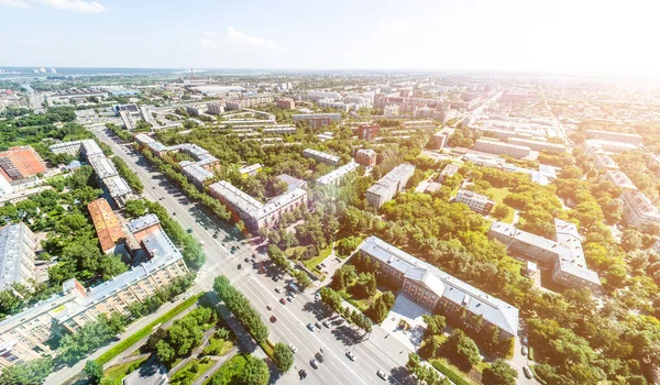 Vue aérienne de la ville avec routes, maisons et bâtiments. — Photo