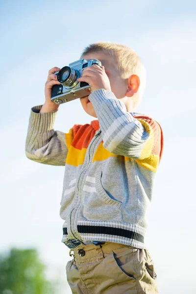 Мальчик со старой камерой на открытом воздухе . — стоковое фото
