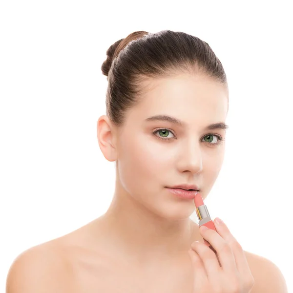 Giovane donna bruna con viso pulito perfetto applicare il rossetto. Isolato su un bianco . — Foto Stock