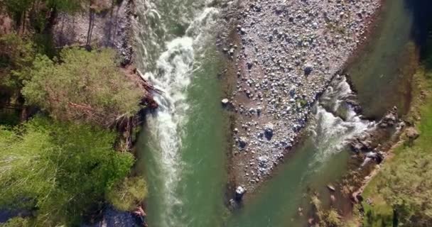 4k UHD vista aérea. Vôo baixo sobre o rio frio fresco da montanha na manhã ensolarada do verão . — Vídeo de Stock