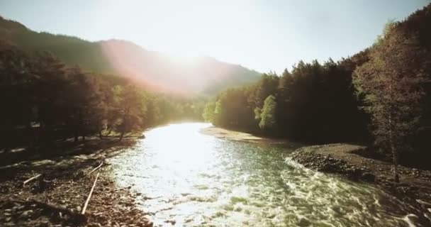 4k uhd Luftaufnahme. Tiefflug über den frischen kalten Gebirgsfluss am sonnigen Sommermorgen. — Stockvideo