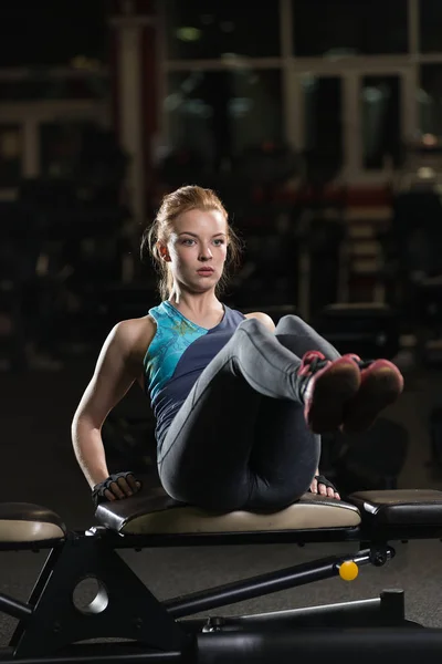 Donna che fa esercizi di forza per muscoli addominali — Foto Stock