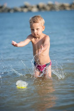 Maske ve palet kum tropikal plaj dalış için güzel bir küçük çocuk.