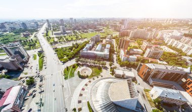 Yolları, evleri ve binaları olan havacılık şehri manzarası.