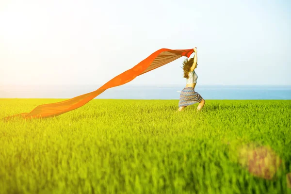 Young happy woman in wheat field with fabric. Summer lifestyle — Stock Photo, Image