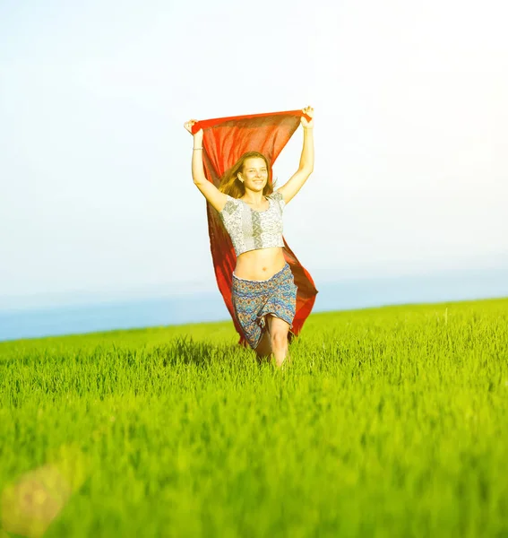 Gelukkig jonge vrouw in een tarweveld met stof. Zomer levensstijl — Stockfoto