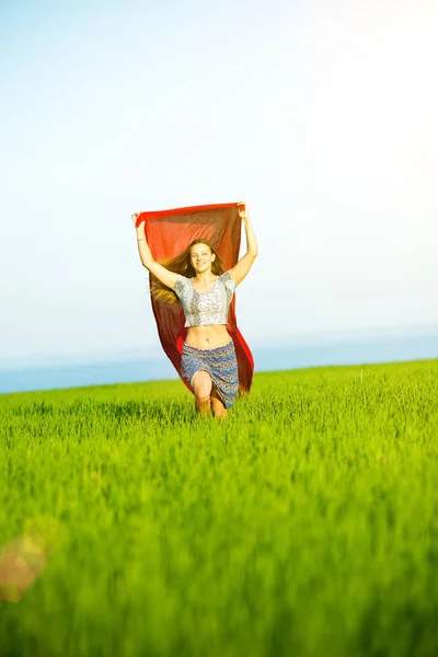 Молода щаслива жінка в пшеничному полі з тканиною. Літній спосіб життя — стокове фото