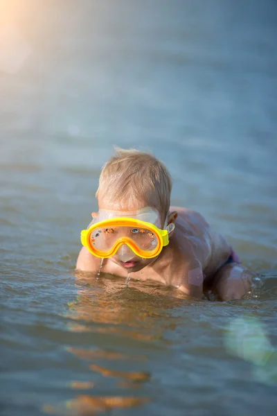 Carino bambino che indossa maschera e pinne per le immersioni sulla spiaggia tropicale di sabbia . — Foto Stock