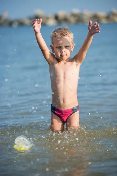 Carino bambino che indossa maschera e pinne per le immersioni sulla spiaggia tropicale di sabbia . — Foto Stock