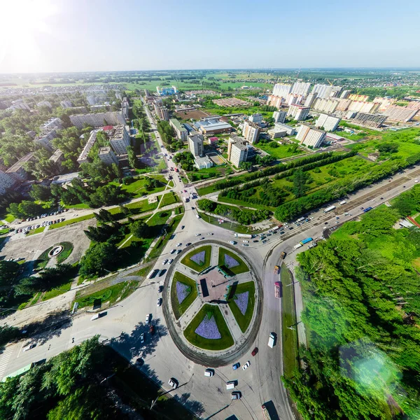 Vista aérea de la ciudad con encrucijadas y caminos, alberga edificios. Disparo de helicóptero. Imagen panorámica. — Foto de Stock