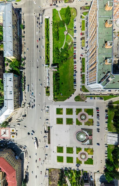 Вид с воздуха на город с перекрестками и дорогами, дома здания. Выстрел вертолётом. Панорамное изображение. — стоковое фото