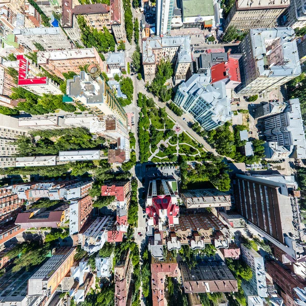 Luftaufnahme der Stadt mit Straßen, Häusern und Gebäuden. — Stockfoto