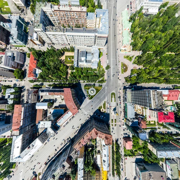 Letecký výhled na město se silnicemi, domy a budovami. — Stock fotografie