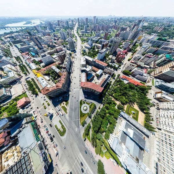 Luftaufnahme der Stadt mit Straßen, Häusern und Gebäuden. — Stockfoto