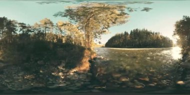 4k 360 Vr sanal gerçeklik bir nehir akar bu güzel orman kayalarda üzerinde
