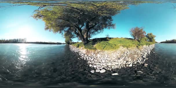 360 VR La realtà virtuale di un fiume scorre sulle rocce in questa bellissima foresta montana — Video Stock