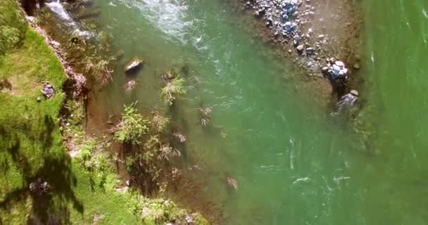 Vista aérea 4k UHD. Vuelo bajo sobre el río fresco de montaña fría en la soleada mañana de verano . — Vídeos de Stock