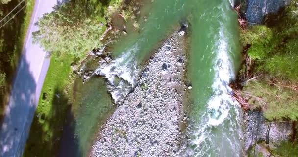 Vue aérienne 4k UHD. Vol bas au-dessus d'une rivière de montagne fraîche et froide au matin ensoleillé d'été .