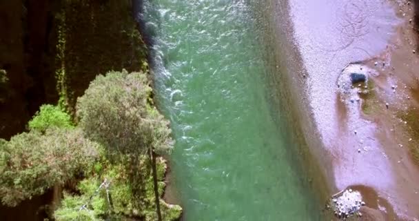 Vue aérienne 4k UHD. Vol bas au-dessus d'une rivière de montagne fraîche et froide au matin ensoleillé d'été .