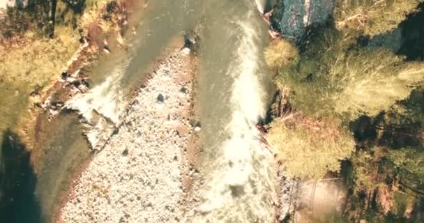 4 k Uhd Αεροφωτογραφία. Χαμηλή πτήση πάνω από τον ποταμό φρέσκο κρύο βουνό στο ηλιόλουστο καλοκαιρινό πρωί. — Αρχείο Βίντεο