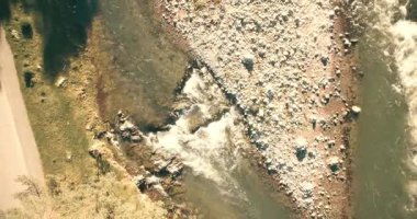 4 k Uhd havadan görünümü. Düşük uçuş üzerinde taze soğuk dağ nehir kıyısında güneşli yaz sabahı.