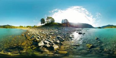 UHD 4k 360 Vr sanal gerçeklik bir nehrin akışı güzel dağ manzarası kayalarda üzerinde