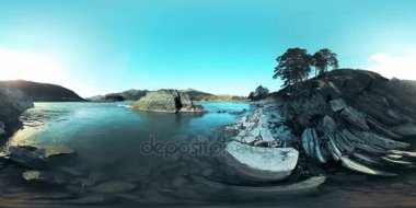 UHD 4k 360 Vr sanal gerçeklik bir nehrin akışı güzel dağ manzarası kayalarda üzerinde