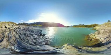 UHD 4k 360 Vr sanal gerçeklik bir nehrin akışı güzel dağ manzarası kayalarda üzerinde