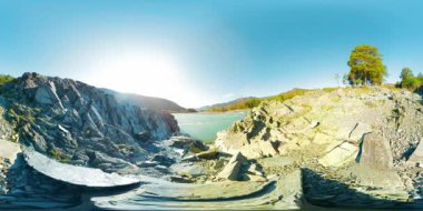 UHD 4k 360 Vr sanal gerçeklik bir nehrin akışı güzel dağ manzarası kayalarda üzerinde