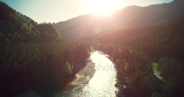 4k UHD vista aerea. Basso volo sul fresco fiume di montagna freddo al soleggiato mattino d'estate . — Video Stock