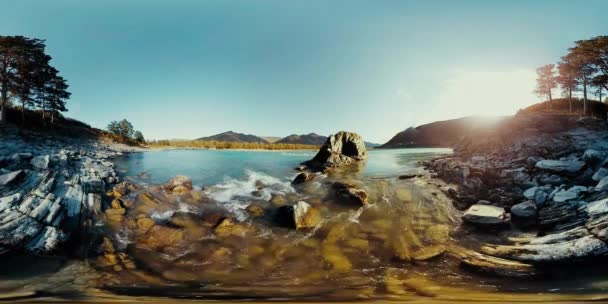 UHD 4K 360 VR La realtà virtuale di un fiume scorre sulle rocce in un bellissimo paesaggio montano — Video Stock