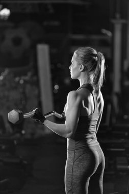 genç kadın halter kaldırma