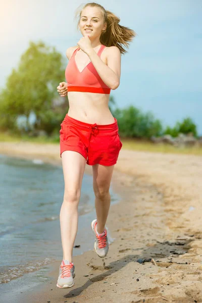 화창한 여름 모래 해변에서 실행 하는 젊은 여자. 운동입니다. 조깅 — 스톡 사진